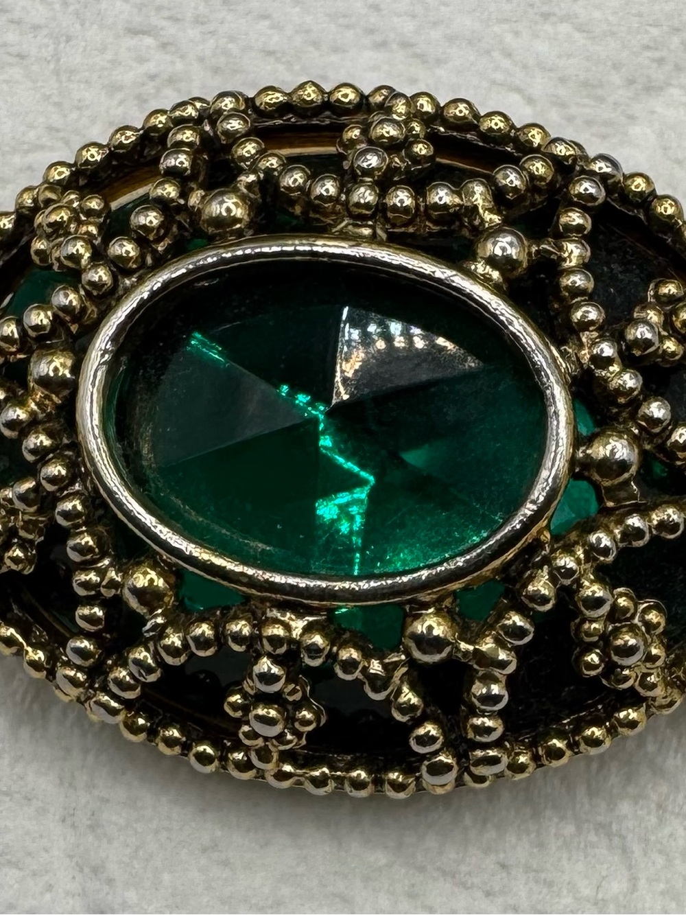VTG Gold-Tone Brooch with Emerald Green Faceted Stone - Women Jewelry